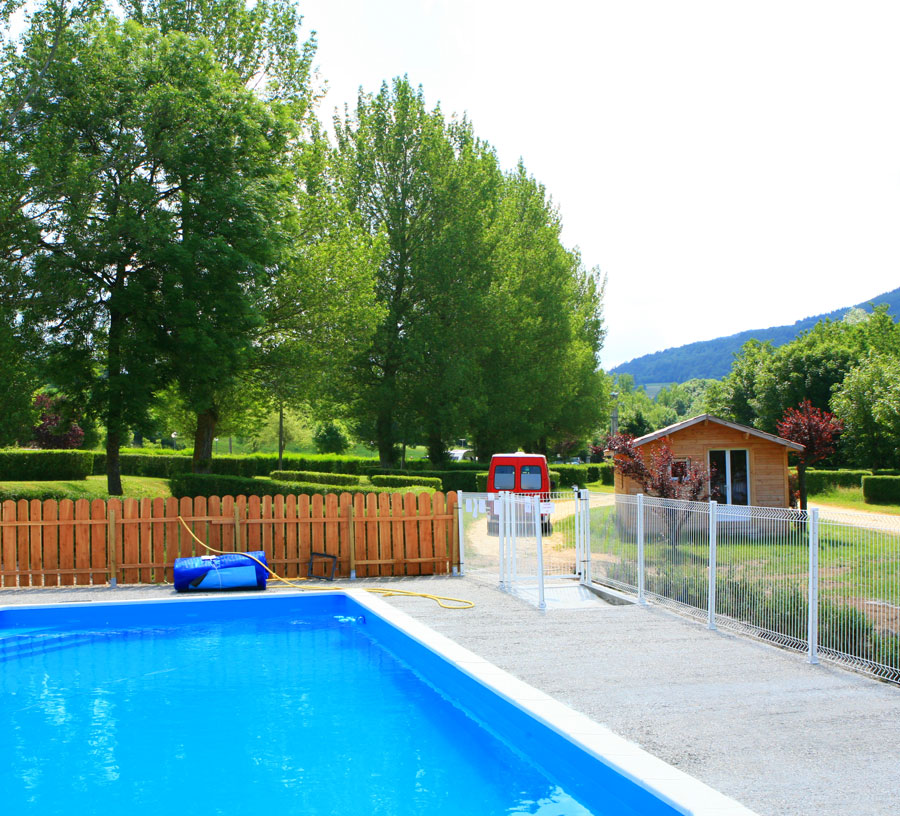La piscine chauffée du camping Estela