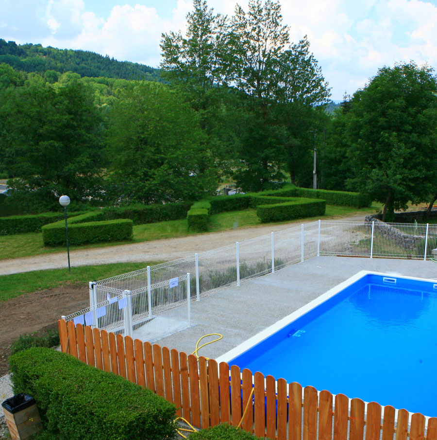 La piscine chauffée du camping Estela