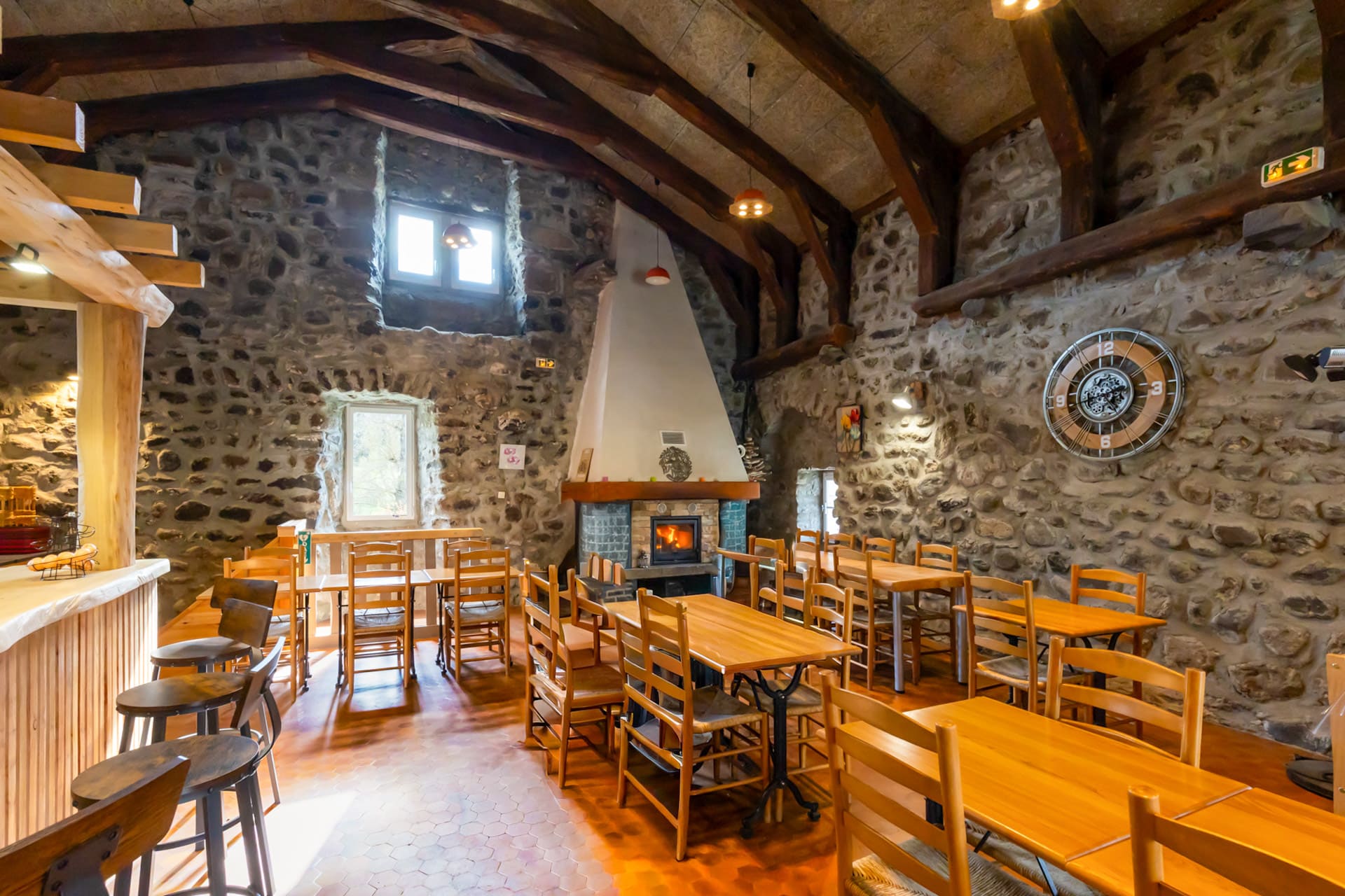 Camping estela puy en velay haute loire restaurant intérieur cheminée